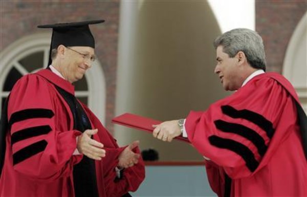 Bill Gates recibiendo el título de licenciado en la Universidad